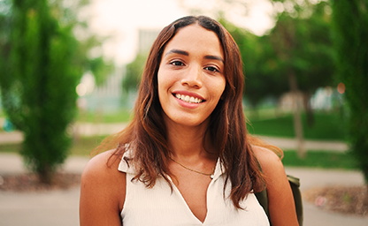 [Imagem de uma mulher jovem e sorridente]